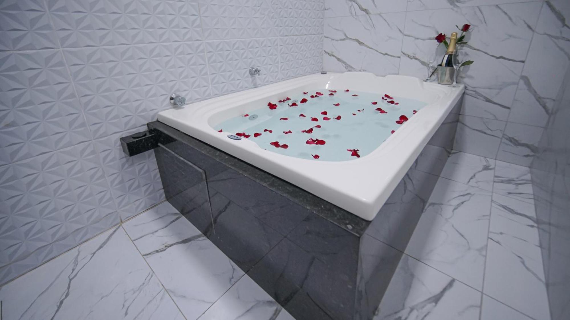 Studio Spa Bath,1700321171:JPEG